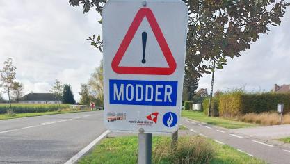 In het kader van de algemene zorgvuldigheidsnorm valt het aan te raden dat landbouwers tijdens en na de  werken waarschuwingsborden plaatsen om het  aankomende verkeer te waarschuwen voor de  modder op de weg.