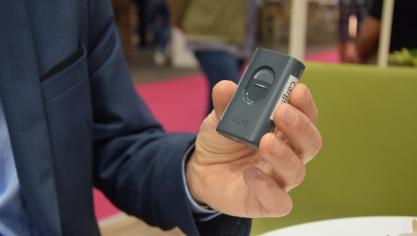 De Reveal Layers NIR-machine past in de palm van je hand.