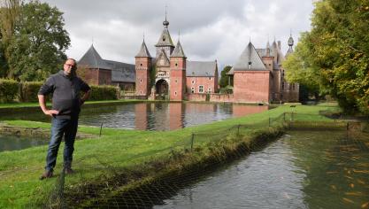 De visvijvers van de Commanderie7 liggen in de schaduw van het lokale kasteel in het hart van Sint-Pieters-Voeren.