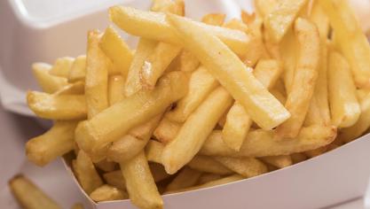 Liefst 92% van de via VLAM bevraagde Vlamingen vindt dat frietjes van de frituur onlosmakelijk verbonden zijn aan onze Belgische eetcultuur.