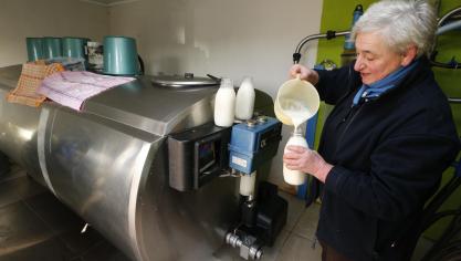Een vrouw vult flessen met verse melk tijdens een vorige editie van Dag van de Ambachten, in de 