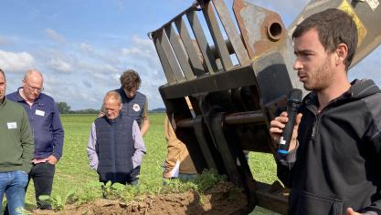 Sinds 2008 beslisten we om niet meer dieper dan 15 cm te bewerken. Sindsdien zien we de kwaliteit van de bodem er jaar na jaar op vooruitgaan, toont Mathieu Deschamps.