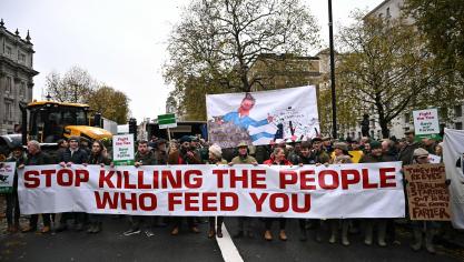 Duizenden Britse boeren zijn op 19 november afgezakt naar het centrum van Londen om te protesteren tegen de plannen van de linkse regering om een erfbelasting in te voeren voor bepaalde landbouwbedrijven.