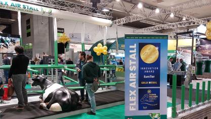 De Flex Air stal brengt frisse lucht in de ligboxen van koeien en kreeg hiervoor een gouden medaille op EuroTier.