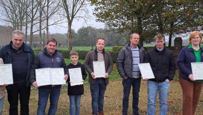 Trotse eigenaars met de oorkonde van hun sterdieren.