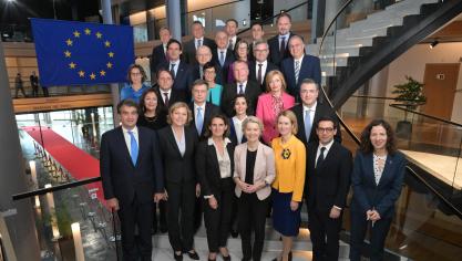 Groepsfoto van de gehele nieuwe Europese Commissie.