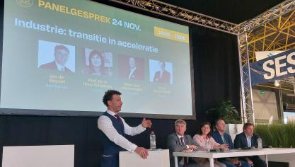 Namen deel aan het debat over de aardappelindustrie: v.l.n.r. moderator Christophe Vermeulen (Belgapom) Jan de Keyser (BNP Paribas Fortis), Imca Sampers (UGent), Marc Van Herreweghe (Clarebout) en  Hans Muyshondt (Pomuni).