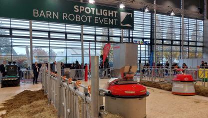 Tijdens EuroTier werden er meerdere voeraanschuifrobots live gedemonstreerd op de beursvloer.