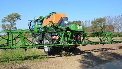 Met de zelfrijdende veldspuit Pantera van Amazone kan je onder meer via een taakkaart plaatsspecifiek spuiten op onkruiden.