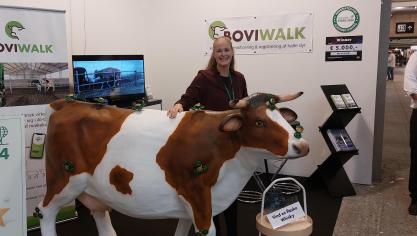 “Van de te behandelen dieren krijgt de veehouder op zijn gsm ook informatie over welke poot moet behandeld worden, want het systeem kan beginnende kreupelheid veel vroeger opsporen dan ervaren veehouders”, vertelt CEO Sofie Skovsgaard van BoviWalk.