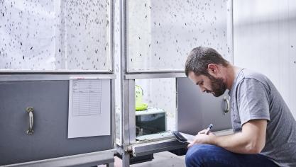 Inagro-onderzoeker David Deruytter meet de uitstoot van Zwarte Soldatenvliegen.
