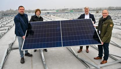 Plaatsing van het eerste zonnepaneel op het dak van de Milcobel-vestiging in Brugge. V.l.n.r. Pablo Annys, schepen van energie van Brugge, Greet de Gueldre, vice-president Ecopower, Peter Grugeon, CEO Milcobel en Frédéric Haghebaert, algemeen directeur Beauvent.
