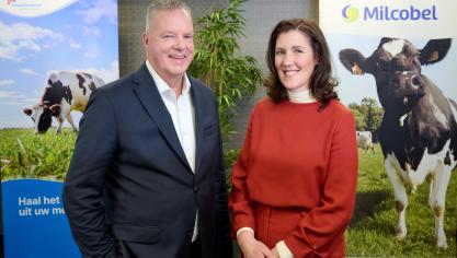De fusieplannen werden aangekondigd door Sybren Attema van FrieslandCampina (links) en Betty Eeckhaut van Milcobel.