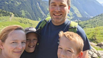 Dries Beck met zijn familie. Dries zou de feestdis wel willen delen met Tinne Rombouts, die het steeds opneemt voor de landbouwsector.
