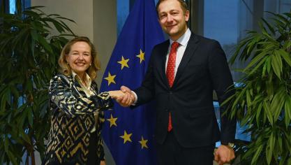 Nadia Calviño (links) en Christophe Hansen (rechts) bij de voorstelling van het steunpakket van 3 miljard euro voor de Europese landbouw in Brussel.
