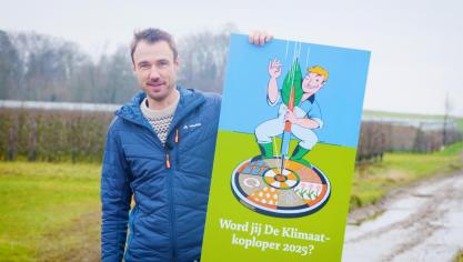 Jurylid Bram Verbruggen met het campagnebeeld van De Klimaatkoploper.