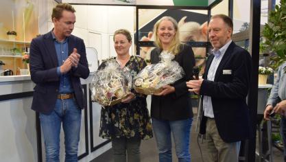 Minister Jo Brouns en Filip Fontaine (rechs) zetten tijdens Agriflanders Carine De Preter en Laurence Claerhout (2de van rechts) in de bloemtjes voor hun geslaagde match.