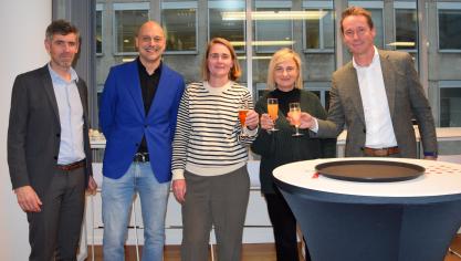 Pieter Lietaer, Koen Carels, Loes Lysens, Hilde Crevits en Jo Brouns (v.l.n.r.) toosten op het nieuwe SALV-werkjaar.