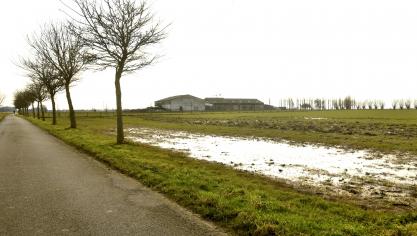 Het bemestingsseizoen start binnenkort, maar vele akkers liggen er verzopen bij. Geduld hebben is de boodschap.