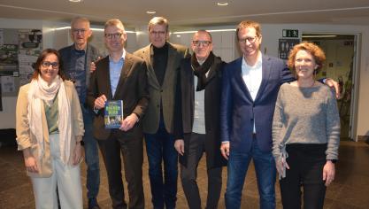 Enkele auteurs van het boek, waaronder ILVO-administrateur-generaal Joris Relaes (met het boek in zijn handen) en rechts van hem Dick Veerman, hoofdredacteur van nieuwswebsite Foodlog.