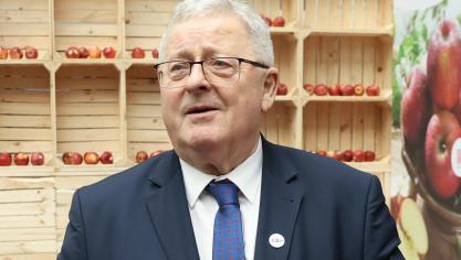 De Poolse minister van Landbouw Siekierski deelde bij de start van de landbouwraad appels uit.