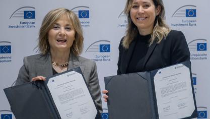 Het akkoord over de lening van de Europese Investeringsbank aan GreenLight Biosciences werd ondertekend door (links) EIB-vicevoorzitter Gelsomina Vigliotti en Marta Ortega-Valle van GreenLight Biosciences (rechts).