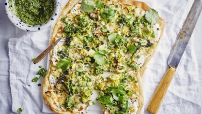 Flammkuchen met savooikool, prei, erwtjes en pesto 3