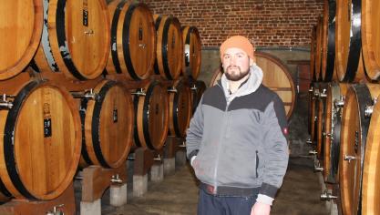 In de vroegere kalverstal laat Senne duizenden liters lambiek en cider  rijpen.