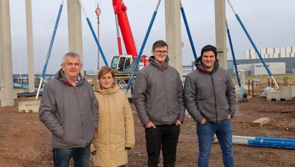 Ludo en Leen Pauwels, met zonen Joost en Tijs op de locatie van de nieuwbouw.