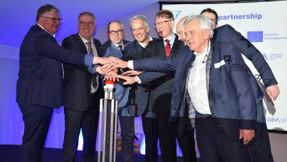 Een gezamenlijke druk op de knop zette de innovatieve hoge druk warmtepomp in werking.