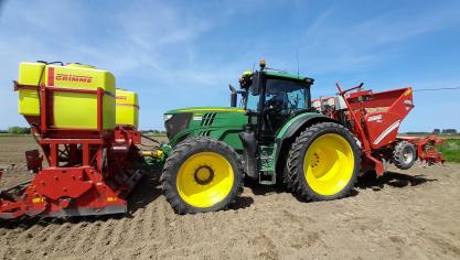 Meststoffen toedienen tijdens het planten, zorgt voor een toegenomen gewicht van de machinecombinatie.