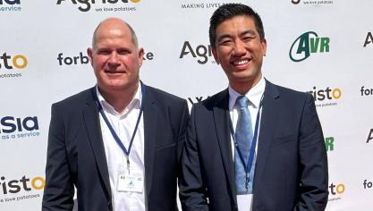 Managing Director Stefan Top (l) en salesmanager Bo Yuan (r) tekenden een overeenkomst met Agristo Masa voor de aankoop van extra AVR aardappelrooiers.