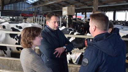 Eurocommissarissen Jessika Roswall (Milieu) en Christophe Hansen (Landbouw) krijgen uitleg van melkveehouder Bart Vanderstraeten over de werking van zijn landbouwbedrijf.