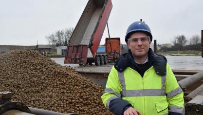 Kristof Vrancken staat als agromanager in voor de logistiek van de suikerbieten en de bijproducten van de suikerfabrieken van de Tiense Suikerraffinaderij.