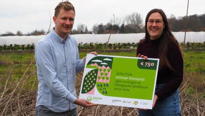 Koen Vanhentenrijk (Boerenbond) reikt de cheque uit aan Jutta Crois, winnares van de thesisprijs.