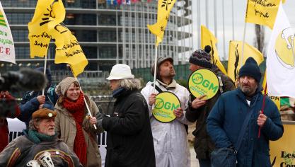 Milieubewegingen en sommige landbouworganisaties protesteren tegen de geplande versoepeling van de GGO-wetgeving.