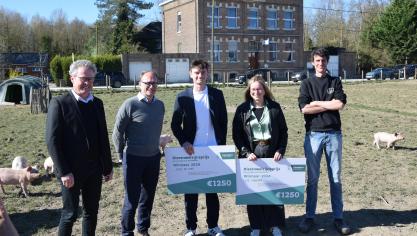 Cloë Dingenen (tweede van rechts) en Jaro De Kort (derde van rechts) ontvingen elk 1.250 euro van Vlaams minister van Dierenwelzijn Ben Weyts (tweede van links) voor hun onderzoek naar dierenwelzijn.