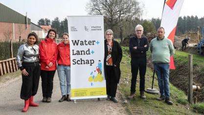 Aanwezig bij de start van de drainagewerken in Ravels: Jinnih Beels, Kathleen Van Dorslaer en Hanne Dernau (dienst Integraal Waterbeleid), An Schellekens (Hooibeekhoeve), Jan De Haes en landbouwer Dirk Van Ginhoven.