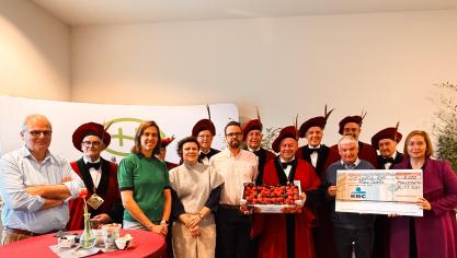 Na de benefietverkoop overhandigde Dirk Van den Plas (rechts op de foto, met grijze trui), voorzitter van Coöperatie Hoogstraten, een cheque van 8.000 euro aan Foodsavers Antwerpen.