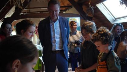 Minister Brouns bakte brood samen met leerlingen van de tweede graad van scholen De Wijze Eik (Mariakerke) en VLS Ten Ede (Wetteren).