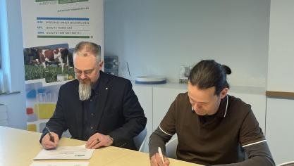 Directeur Benedikt Sas en voorzitter Tom Van Nespen ondertekenen de diploma’s van de kwaliteitsmelkers.