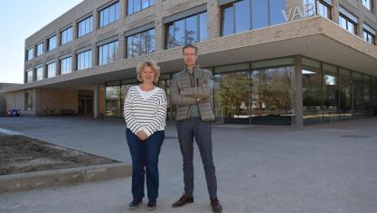 Bart Vandenberghe en Els Degraeve, directeur en adjunct-directeur van Vabi voor de moderne nieuwbouw die bij aanvang van het schooljaar 2022-2023 in gebruik werd genomen.