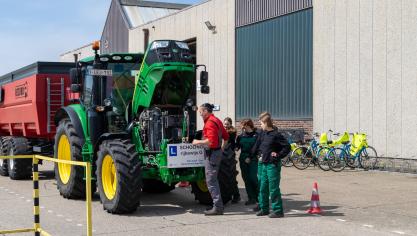 In de opleiding Landbouw komt het bedienen en besturen, onderhouden, afstellen en controleren van landbouwmachines aan bod.