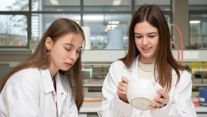 De leerlingen van het Damiaaninstituut in Aarschot voeren onderzoek uit naar landbouw en voeding in het laboratorium van de school.