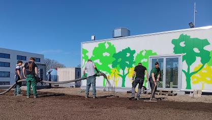 Het groendak combineert biodiversiteit met innovatieve technieken en is een goede leerschool voor de leerlingen.