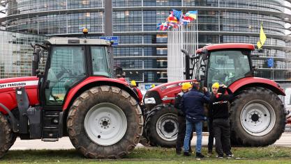 Boeren en natuurorganisaties protesteerden in het verleden al tegen de versoepeling van de GGO-wetgeving, zoals hier op 6 februari 2024 voor het Europees Parlement in Straatsburg.