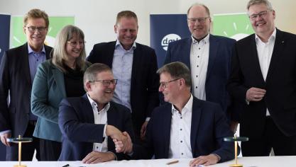 De intentieverklaring voor de fusie tussen Arla en DMK group werd zopas ondertekend door de belangrijkste bestuursleden van beide zuivelcoöperaties.