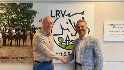 Georges Van Keerberghen geeft het voorzitterschap van LRV door aan Lode Ceyssens.
