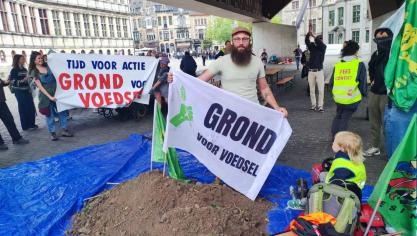 In Gent trokkenboeren, activisten enburgers met kruiwagens vol aarde van de stadsrand naar de Stadshal. Daar werd de aarde symbolisch uitgestort, als teken van de groeiende strijd om toegang tot landbouwgrond.