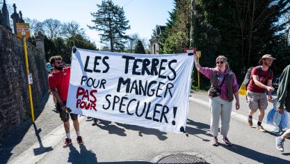 Driehonderd landbouwers manifesteerden op 12 april aan het kasteel van Etienne de Dorlodot, hoofd van Sogesa, een bedrijf dat landbouwgrond beheert. De boeren klagen de 